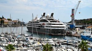 Long de 142 mètres, 132 suites de luxe, plats imaginés par Ducasse… Quel est cet énorme bateau qui a passé la journée dans ce port du littoral catalan