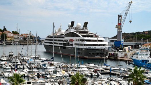 Long de 142 mètres, 132 suites de luxe, plats imaginés par Ducasse… Quel est cet énorme bateau qui a passé la journée dans ce port du littoral catalan