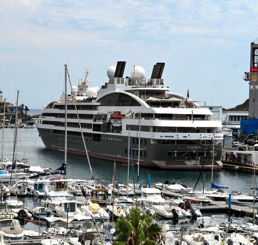 Long de 142 mètres, 132 suites de luxe, plats imaginés par Ducasse… Quel est cet énorme bateau qui a passé la journée dans ce port du littoral catalan