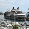 Long de 142 mètres, 132 suites de luxe, plats imaginés par Ducasse… Quel est cet énorme bateau qui a passé la journée dans ce port du littoral catalan