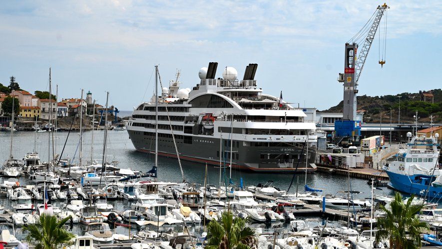 Long de 142 mètres, 132 suites de luxe, plats imaginés par Ducasse… Quel est cet énorme bateau qui a passé la journée dans ce port du littoral catalan