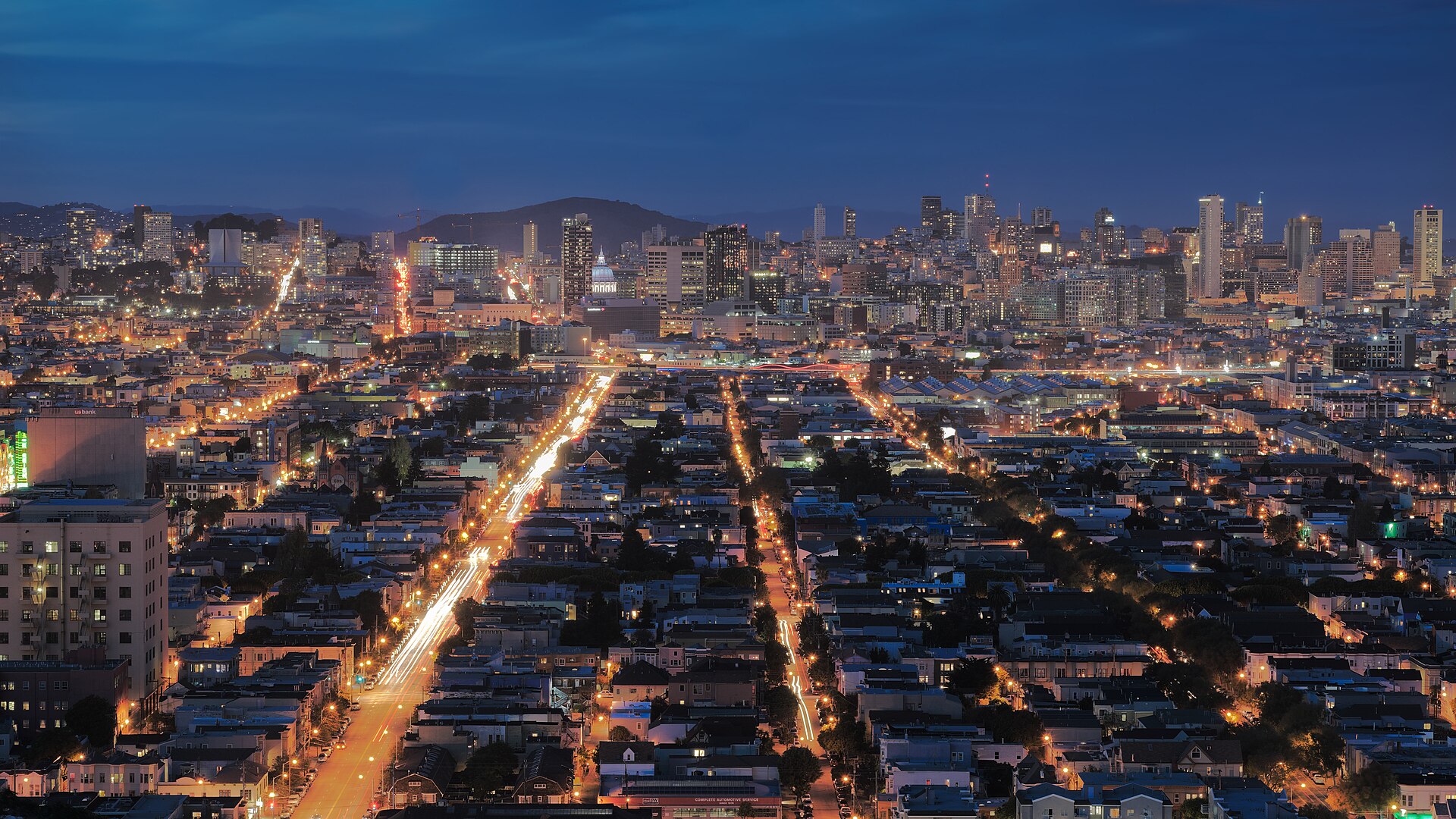 San Francisco de nuit vue depuis Bernal Heights, le quartier de Mission au premier plan