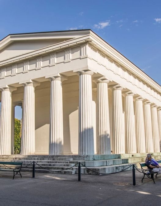 Près de Lyon, ce temple antique devient un resto gastronomique géant pour célébrer Paul Bocuse