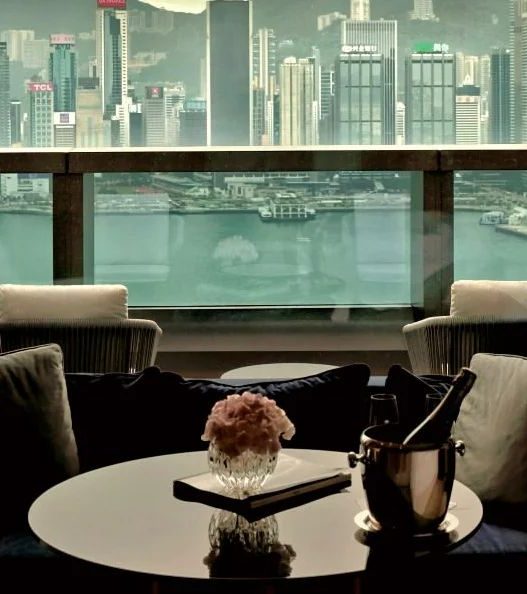 Une tour de 65 étages avec plus de 400 chambres et suites et une piscine à débordement: grand favori, cet établissement hong-kongais conserve son titre de meilleur hôtel du monde